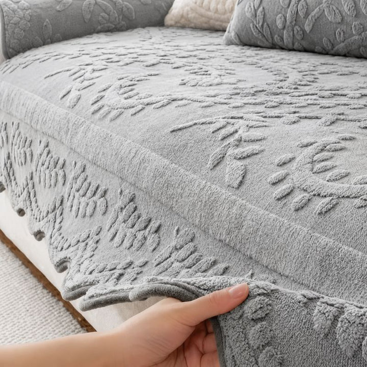 Détail du relief élégant et du toucher doux de la housse de canapé CanapéVelours™ gris clair