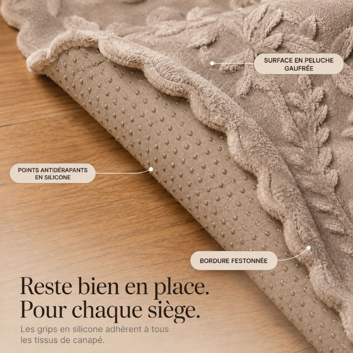 Dessous en silicone antidérapant de la housse de canapé CanapéVelours™, qui reste en place sur chaque siège
