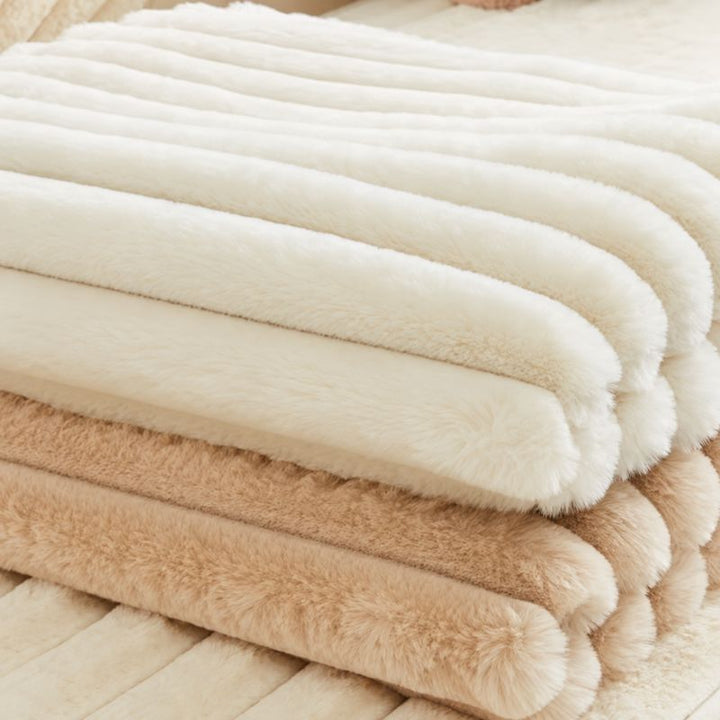 Housses de canapé côtelées DouceLigne™ pliées, coloris crème et beige