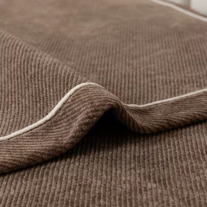 Détail du tissu chenille doux de la housse de canapé BelleLigne™ marron