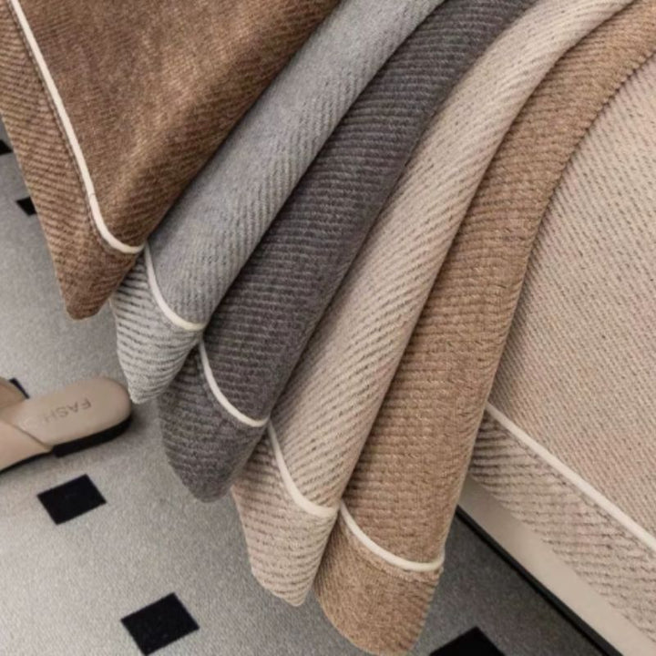 Housses de canapé en chenille BelleLigne™ pliées dans plusieurs coloris
